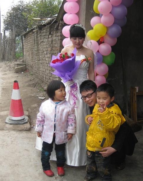 喜庆的农村开心婚礼现场