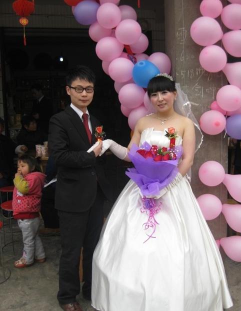 喜庆的农村开心婚礼现场