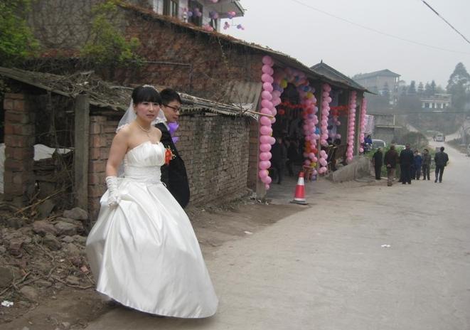 喜庆的农村开心婚礼现场