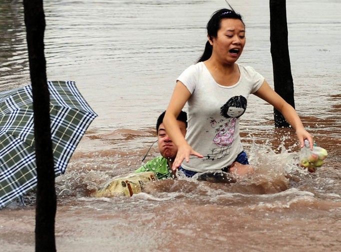 夫妻本是同邻鸟,大难临头各自飞啊。-我看见的