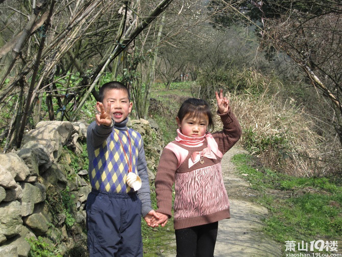 <em>哥哥牵</em>着<em>妹妹</em>的手 来搞怪-结伴-户外活动-萧山