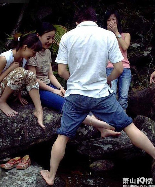 【小强热线】这个是几P 啊,3个<em>女的</em>搞<em>一个男的</em>