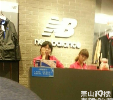 汇德隆银隆百货新百伦专卖店营业员对顾客说: