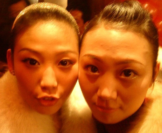 {<em>小敏</em>}帮<em>表姐</em>做伴娘,姐姐跟我张的很像哦!~!-爱