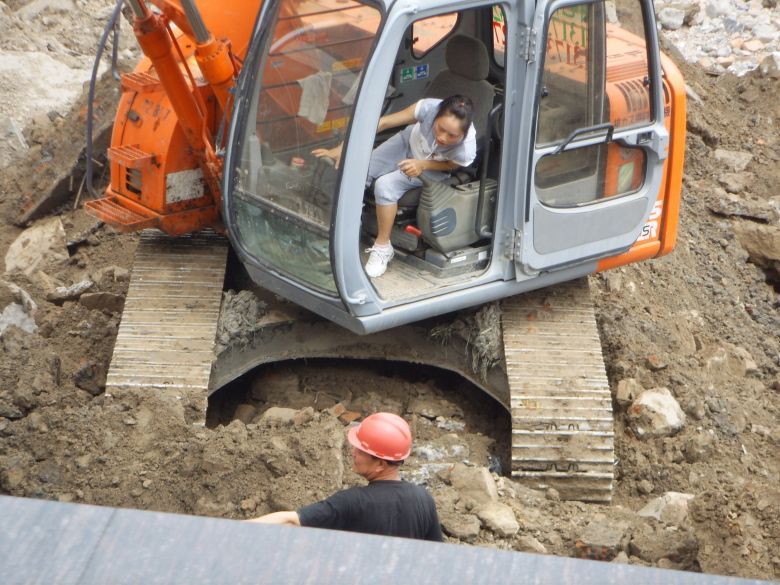 <em>18岁MM</em>开挖掘机(有图有真相)-萧山车友会-萧山