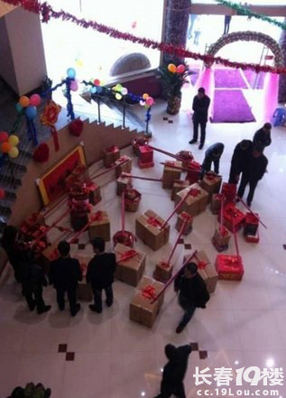 快去土豪婚宴上蹭饭 土豪婚礼压桌菜上钞票-活