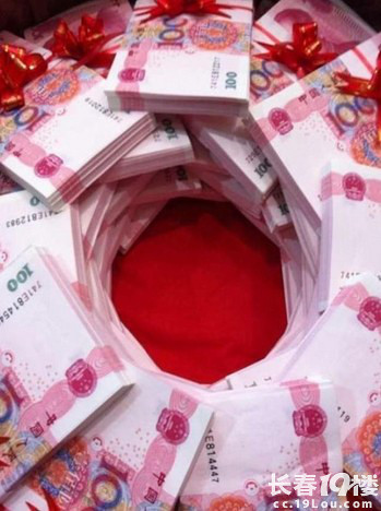 快去土豪婚宴上蹭饭 土豪婚礼压桌菜上钞票-活