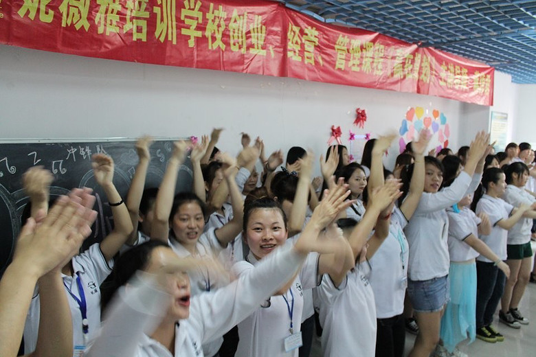 ��ױѧУ�����ļ���ã���ޱ��ѧУ��ױһ�� ������и�