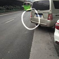 {{{停车占道被撞，大家来看看是哪个的责任。}}}