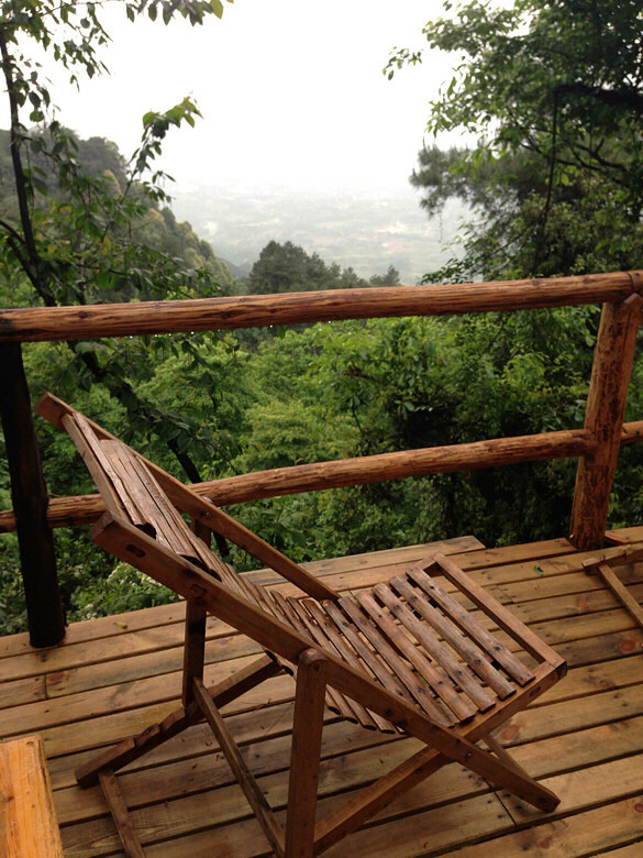 平台上的纳凉竹椅和眺望的风景