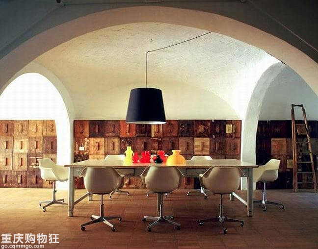 300只旧木箱打造趣味Loft 公寓
