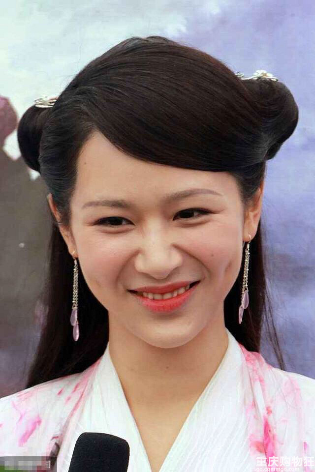 杨紫白娘子造型出席活动，夸张的表情快让人犯尴尬症了