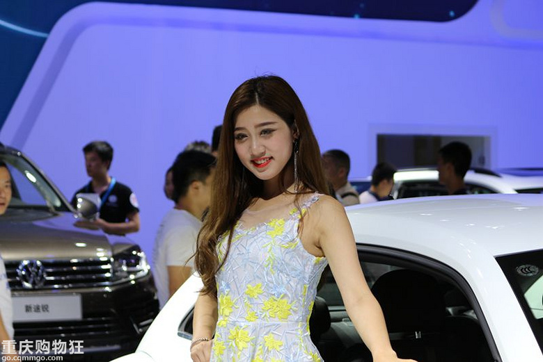 车展上的美女们，晓得这里人多，给各位看官养养眼，管管手下留情