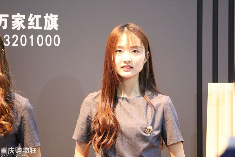 车展上的美女们，晓得这里人多，给各位看官养养眼，管管手下留情
