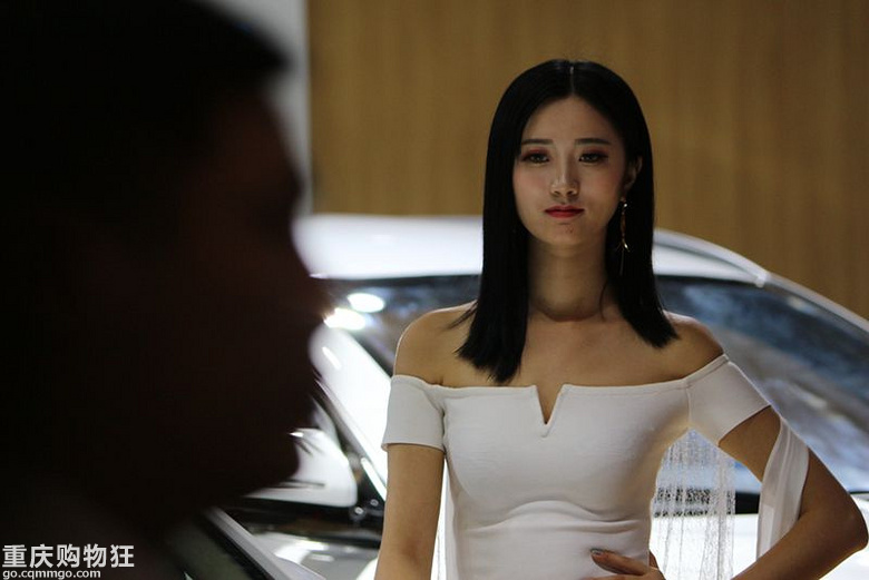 车展上的美女们，晓得这里人多，给各位看官养养眼，管管手下留情