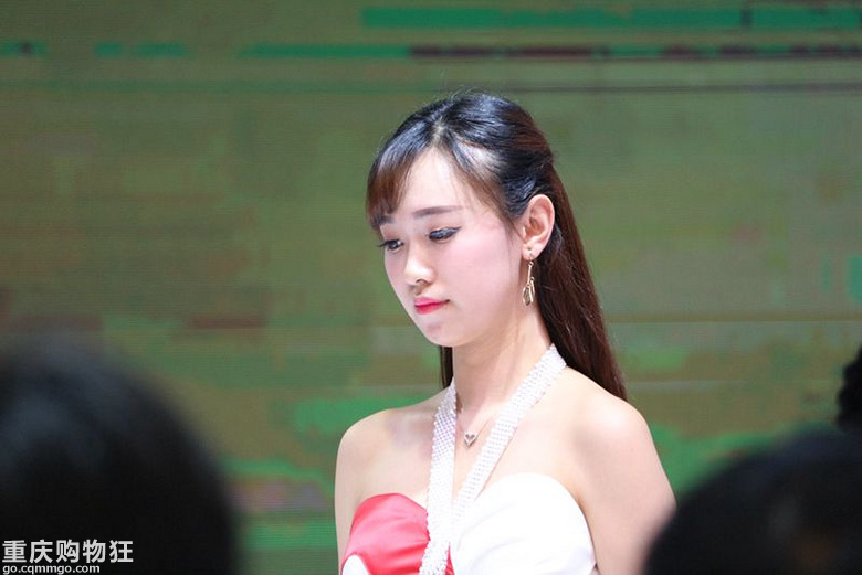 车展上的美女们，晓得这里人多，给各位看官养养眼，管管手下留情