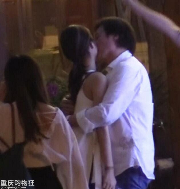 刘亦菲干爹和《芳华》女主杨采钰当街热吻