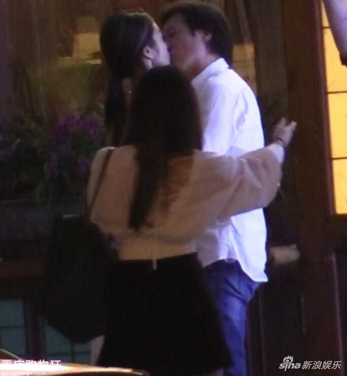 刘亦菲干爹和《芳华》女主杨采钰当街热吻