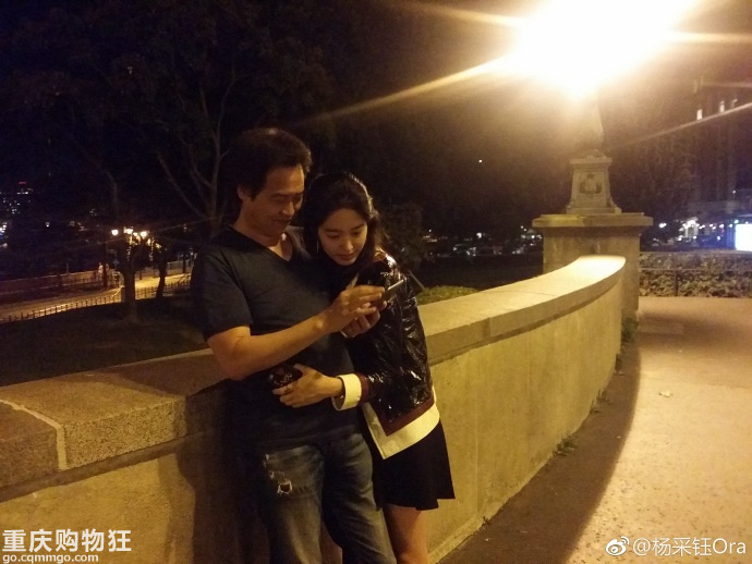 刘亦菲干爹和《芳华》女主杨采钰当街热吻