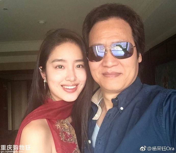 刘亦菲干爹和《芳华》女主杨采钰当街热吻