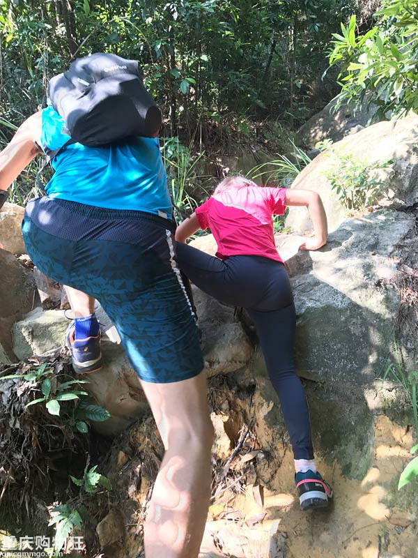 不一样的亲子游~萌娃征服歌乐山徒手攀岩初体验！