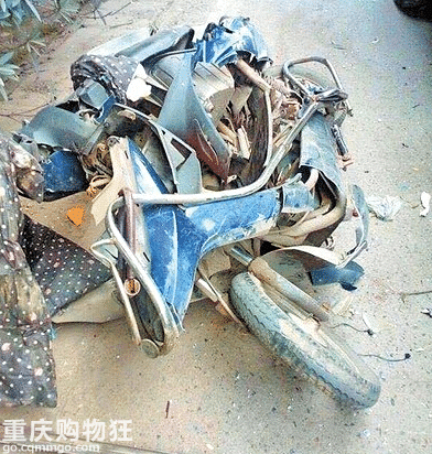 小货车撞上摩托车 两人当场死亡