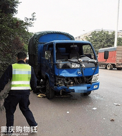 小货车撞上摩托车 两人当场死亡