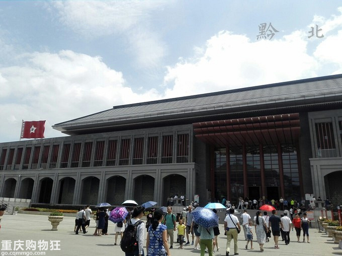 正逢暑假，全国各地的游客都来遵义会址参观，接受爱国主义教育