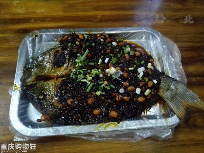 这是我们头天晚上去吃的烤鱼，叫豆芽菜烧烤，当地人推荐，这个味道不错，又辣又仙