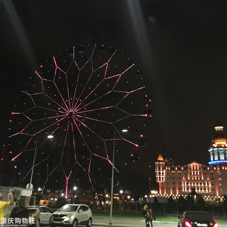 球场旁边就是游乐场~