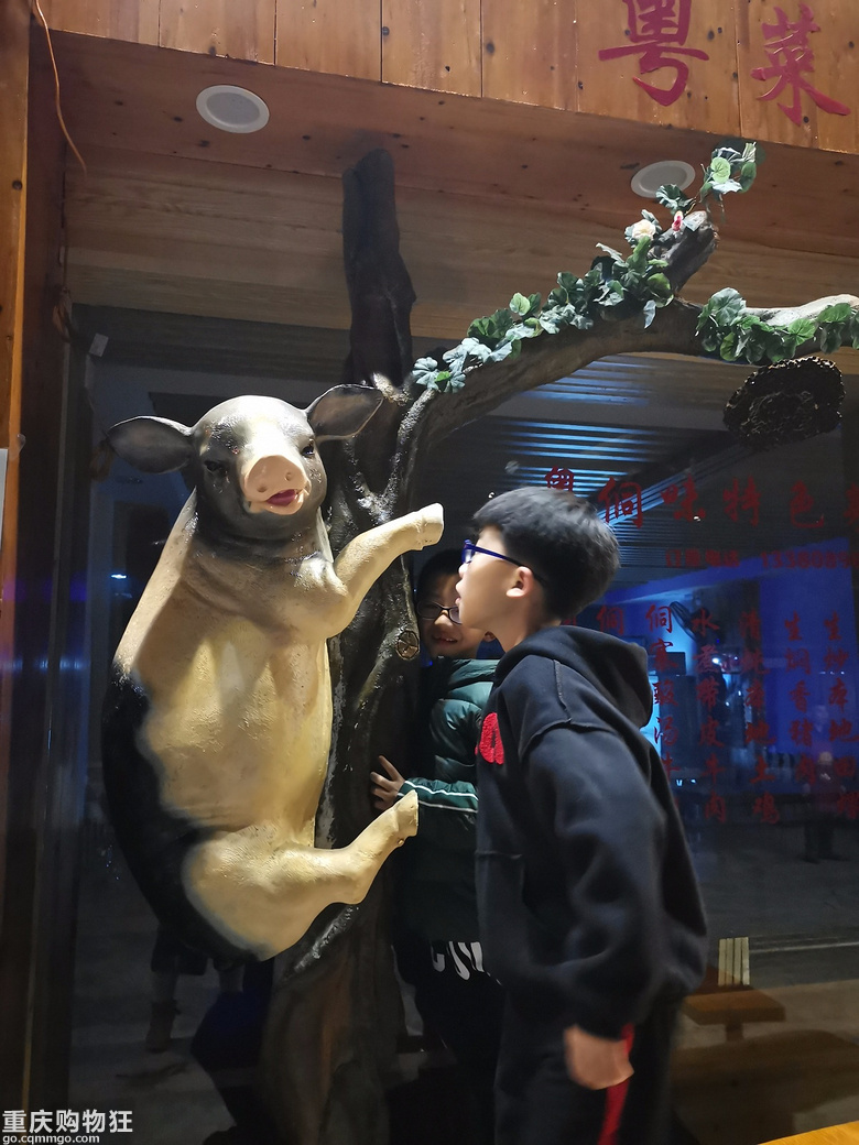 两个孩子对着一个造型玩得不亦乐乎