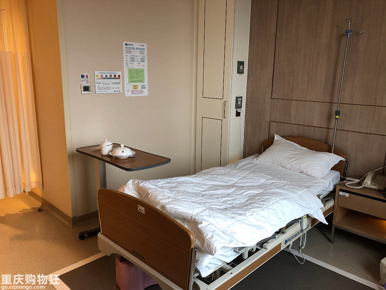 都看到娃儿头发了，医生却把娃儿又推回子宫里去了