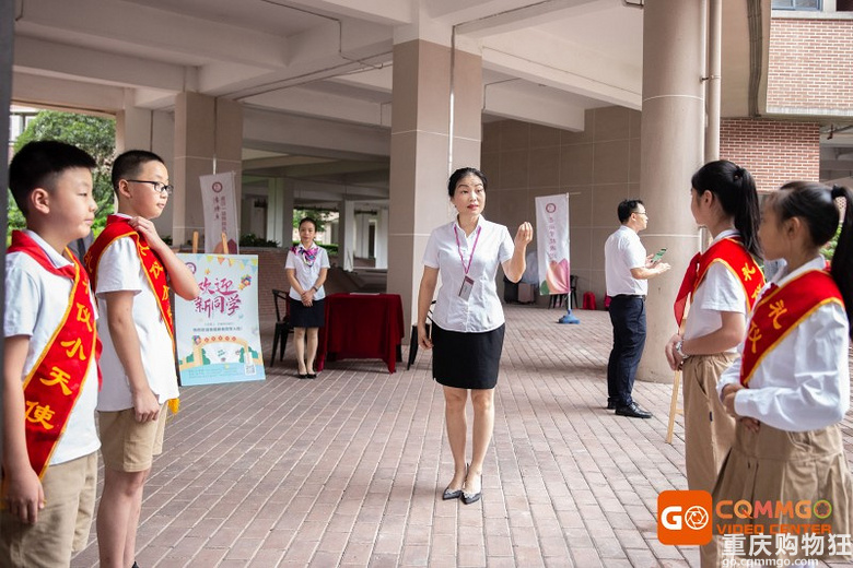 开学直击巴渝学校入学第一天，小班制教学，家长不用陪作业