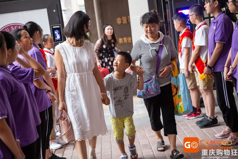 开学直击巴渝学校入学第一天，小班制教学，家长不用陪作业