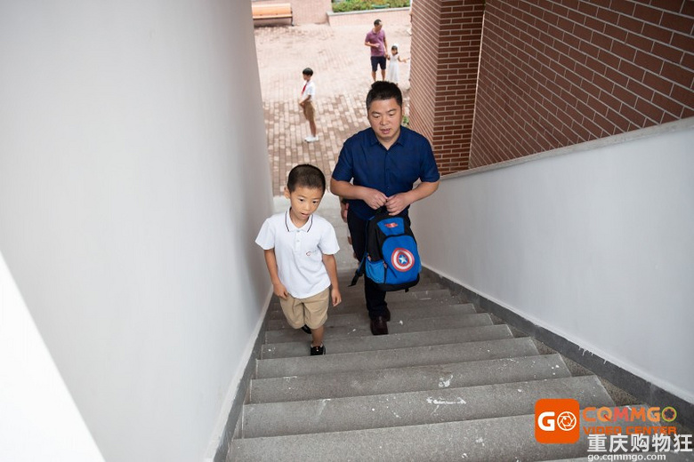 开学直击巴渝学校入学第一天，小班制教学，家长不用陪作业
