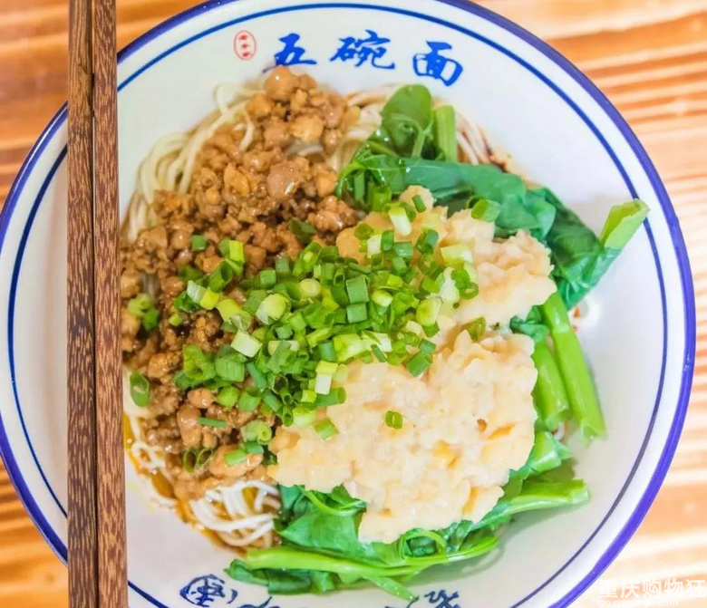 每一根裹满油辣子的面条都在诱惑我，三十碗小面集合请收好