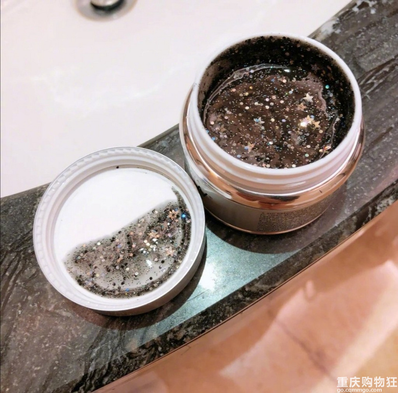 两个星星面膜 一个是撕拉的面膜
