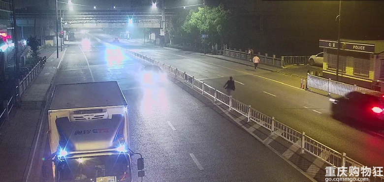 男子5次跨上桥栏要跳河女友拦不住，过路司机将其一把抱走
