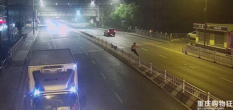 男子5次跨上桥栏要跳河女友拦不住，过路司机将其一把抱走