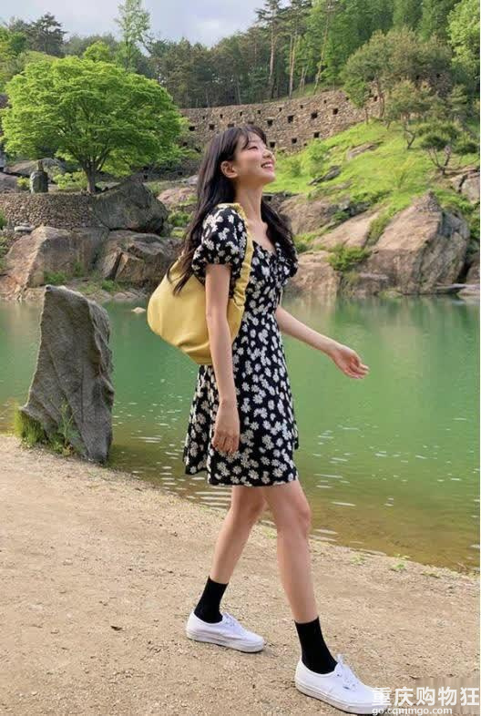 碎花裙怎么搭才不土呢？学会这些技巧解锁碎花裙夏季穿搭