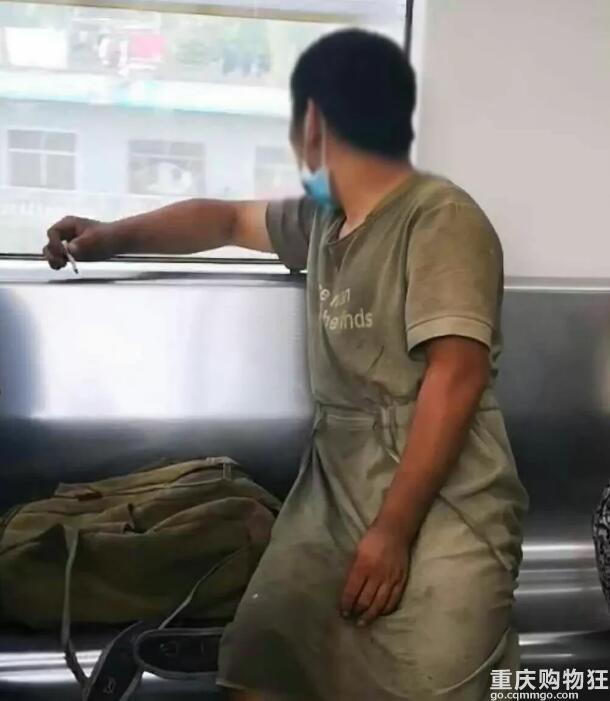 活久见！轻轨6号线上有人不戴口罩还抽烟