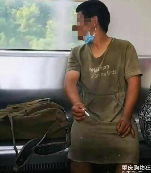 活久见！轻轨6号线上有人不戴口罩还抽烟