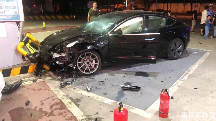 人伤车损 特斯拉Model 3失控冲进加油站