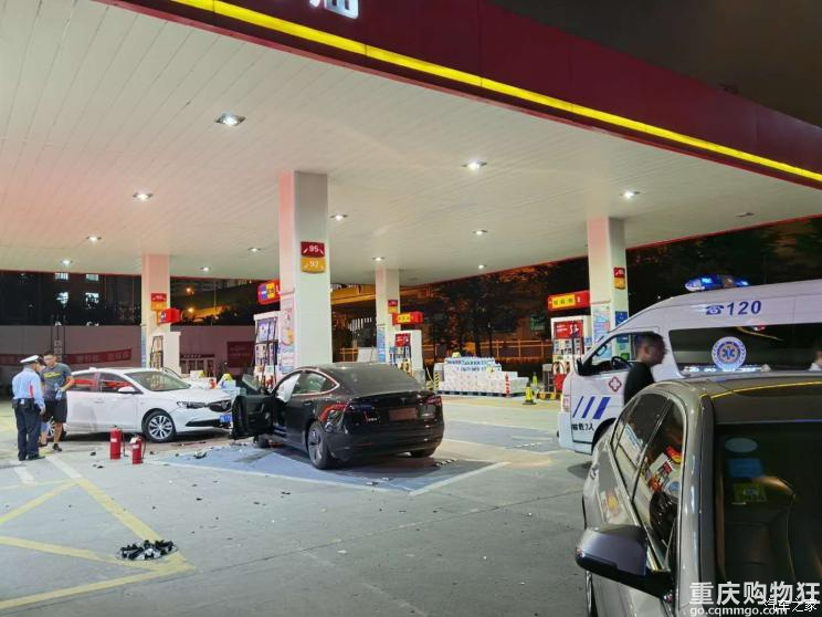 人伤车损 特斯拉Model 3失控冲进加油站