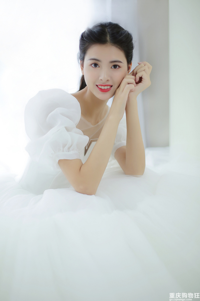 选婚纱好像没得我想象的那么难，烟灰色的敬酒服很吸晴~