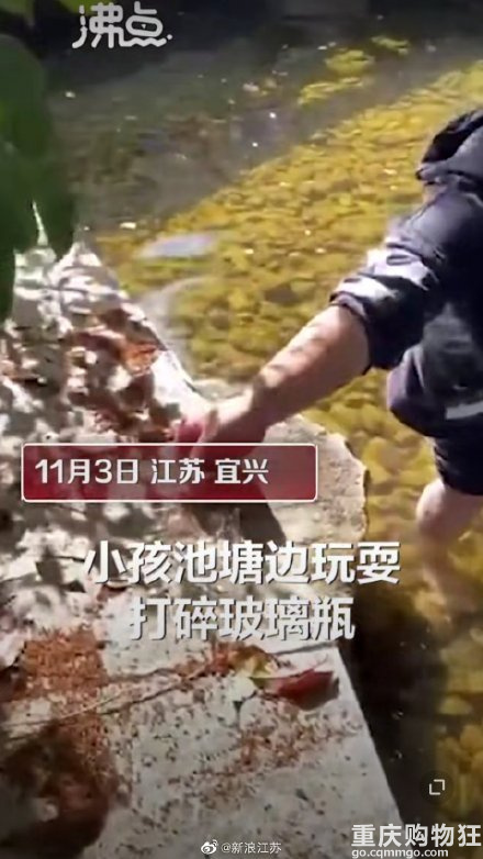 言传身教！爸爸赤脚下水捞宝宝扔的玻璃渣：想让他学会承担