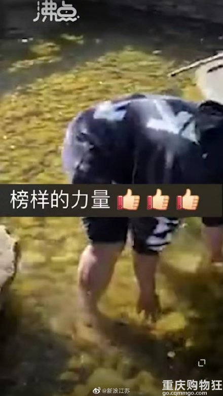 言传身教！爸爸赤脚下水捞宝宝扔的玻璃渣：想让他学会承担