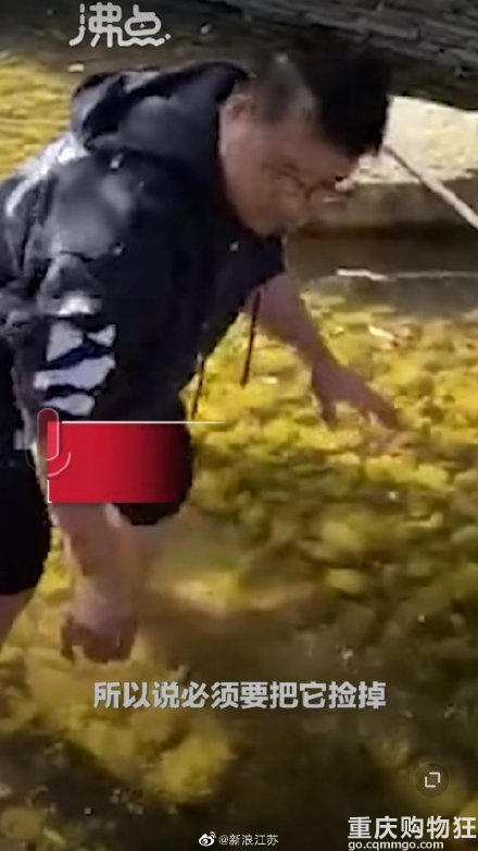 言传身教！爸爸赤脚下水捞宝宝扔的玻璃渣：想让他学会承担