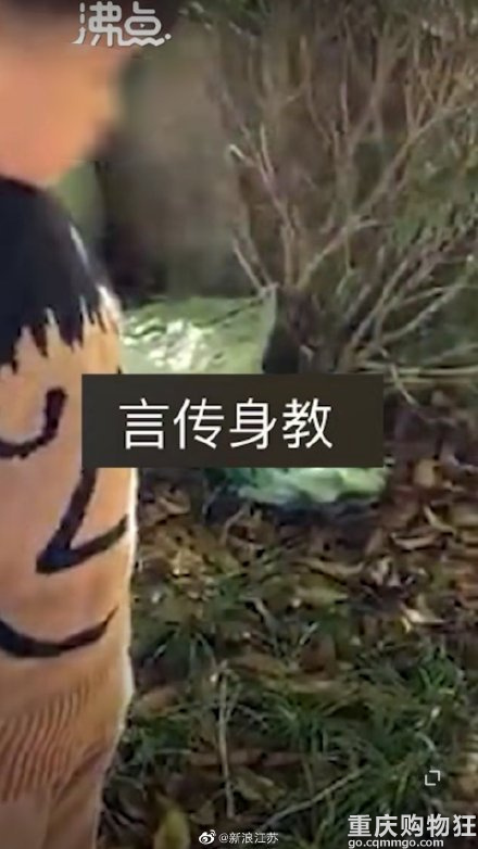 言传身教！爸爸赤脚下水捞宝宝扔的玻璃渣：想让他学会承担