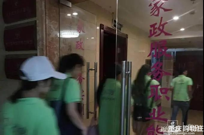 钟点工狂拍短视频，晒雇主家卫生间卧室还火了，网友吵翻